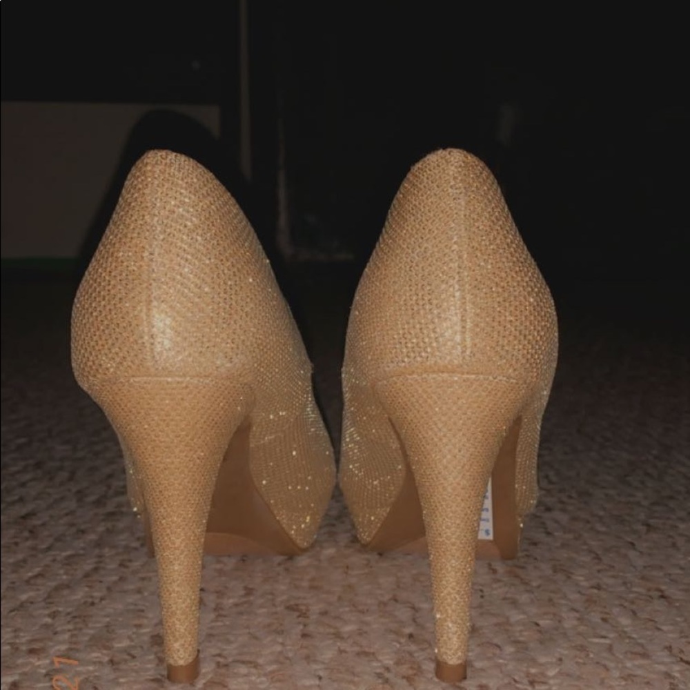 Golden pumps - Picture 2 of 4